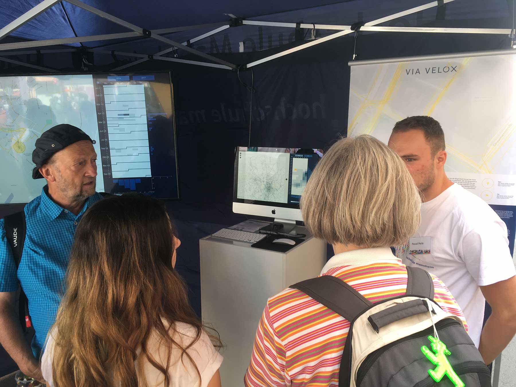 Citizens discussing cycling in Mannheim.